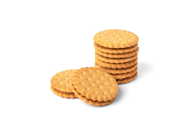 Galletas con relleno de leche aislado en blanco