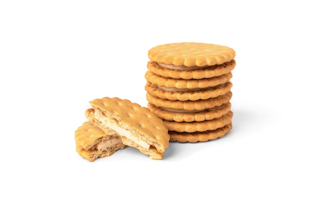 Galletas con relleno de leche aislado en blanco