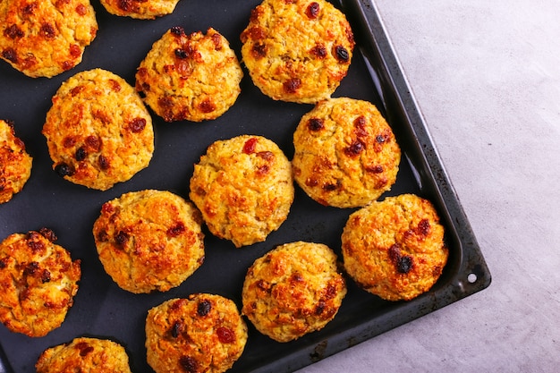 Galletas de requesón y avena al horno con pasas. Nutrición saludable, comida dietética.