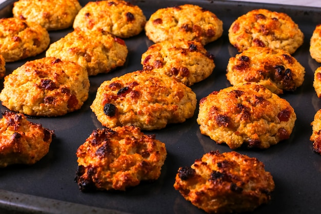 Galletas de requesón y avena al horno con pasas. Nutrición saludable, comida dietética.