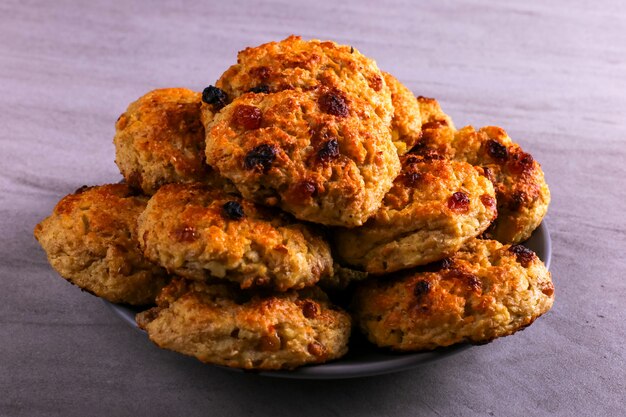 Galletas de requesón y avena al horno con pasas. Nutrición saludable, comida dietética.