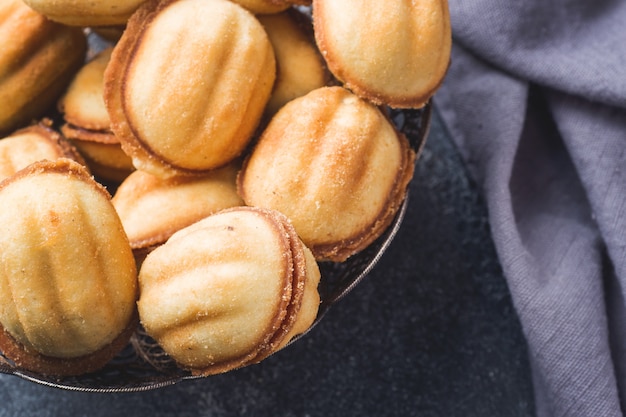 Galletas rusas hechas en casa con leche condensada hervida en una tabla oscura.