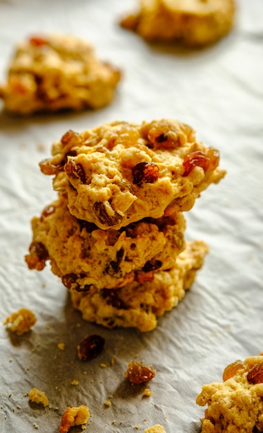 Galletas con sabor a fruta recién apiladas