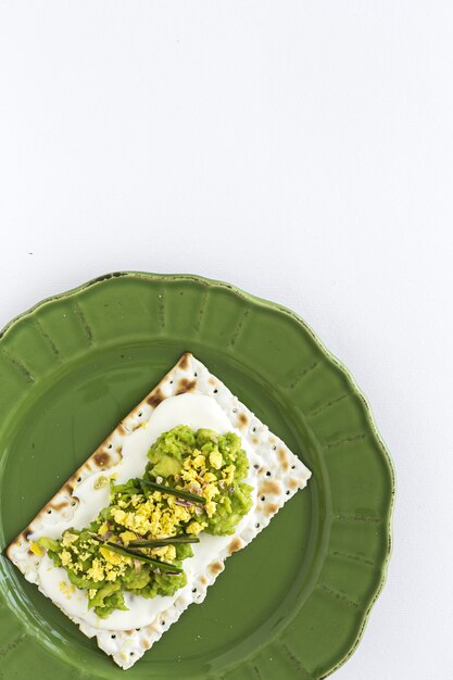 Galletas saladas con aguacate con huevo desde arriba