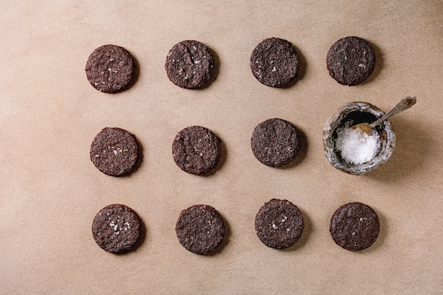 Galletas saladas de chocolate negro