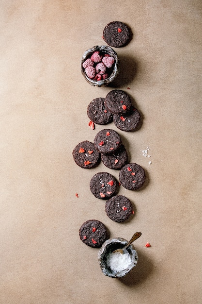 Galletas saladas de chocolate negro