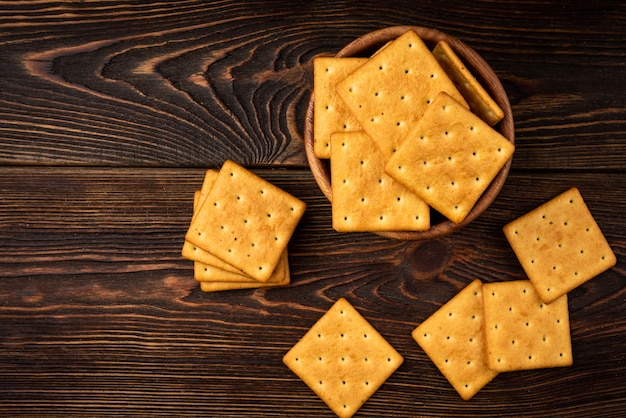 Galletas saladas en un cuenco de madera