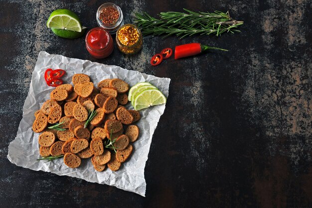 Galletas saladas con especias y salsas.