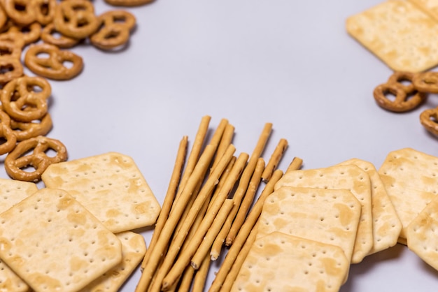 Galletas Saladas Palos Pretzels Sobre Fondo Azul Aperitivos Para Fiestas Mezclar Variedad Galletas Sabrosas