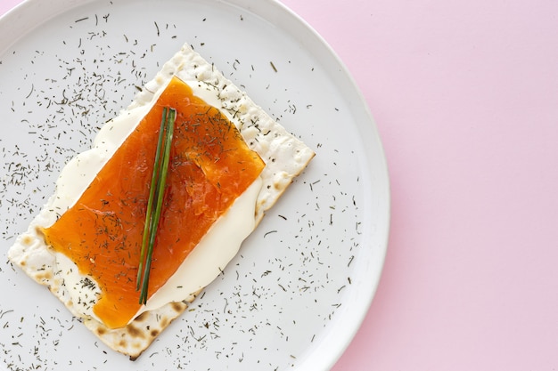 Galletas saladas con salmón y queso desde arriba