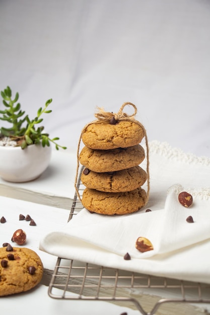 Galletas saludables con chocochips y nueces y chocolate sobre fondo blanco.