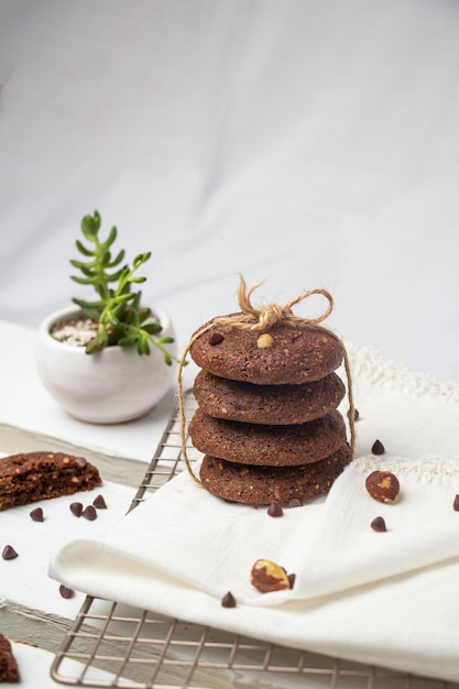 Galletas saludables con chocochips y nueces y chocolate sobre fondo blanco.