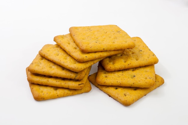 Galletas con salvado y hierbas picantes. Aislado sobre fondo blanco.