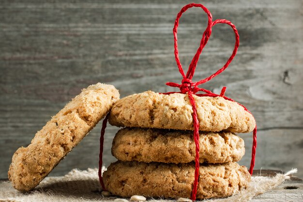 Galletas para San Valentín con cuerda roja en forma de corazón