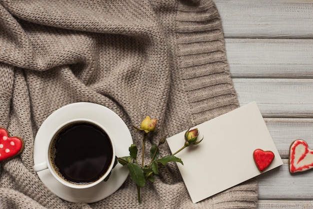 Galletas de San Valentín en forma de corazón, café