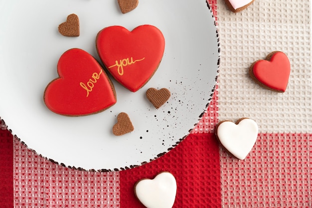 Galletas de San Valentín en forma de corazón de grupo con glaseado. Amor, ternura.