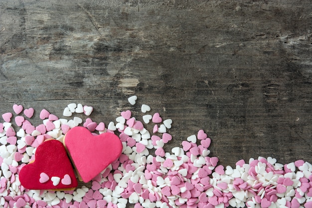 Galletas de San Valentín con forma de corazón sobre superficie de madera