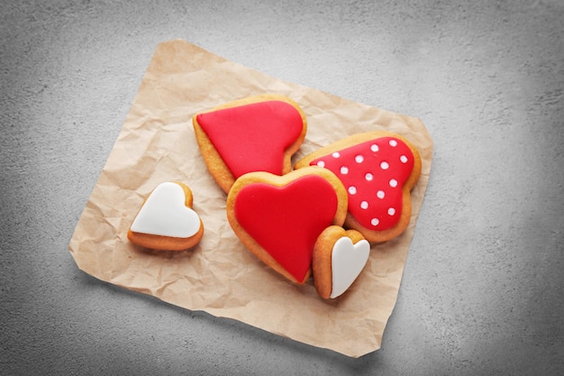 Galletas de san valentín en papel artesanal.