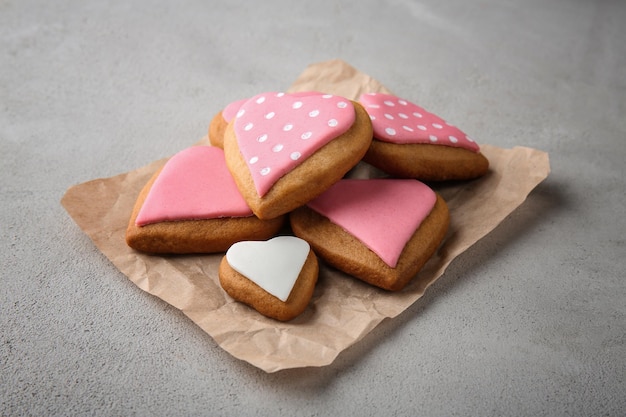 Galletas de san valentín en papel artesanal.