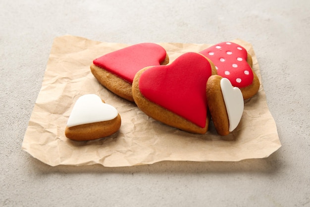 Galletas de san valentín en papel artesanal.