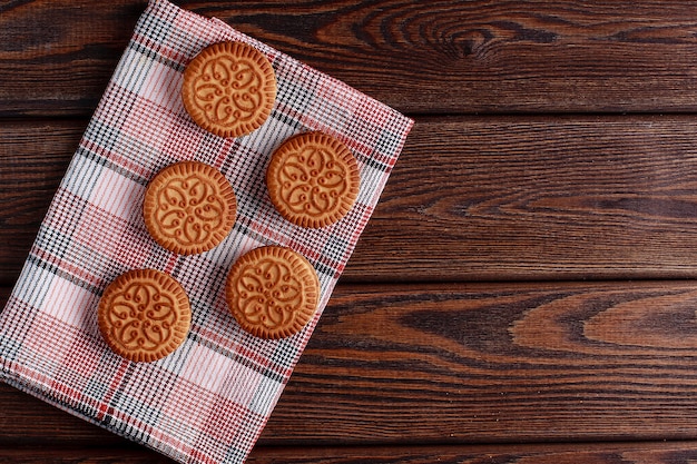 Galletas sandwich, galletas de crema, galletas con relleno de crema en la mesa de madera