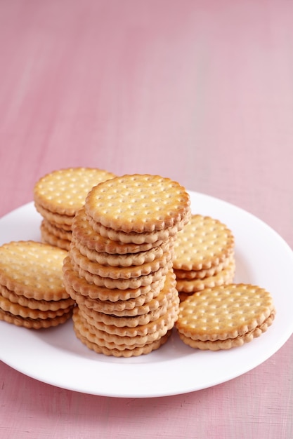 Galletas sándwich en un plato