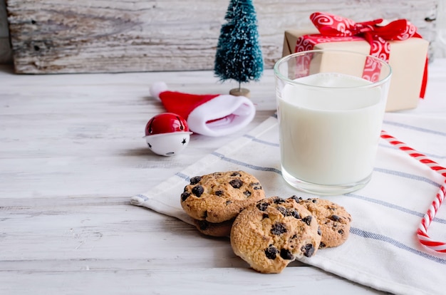 Galletas de Santa con leche en vaso. Navidad