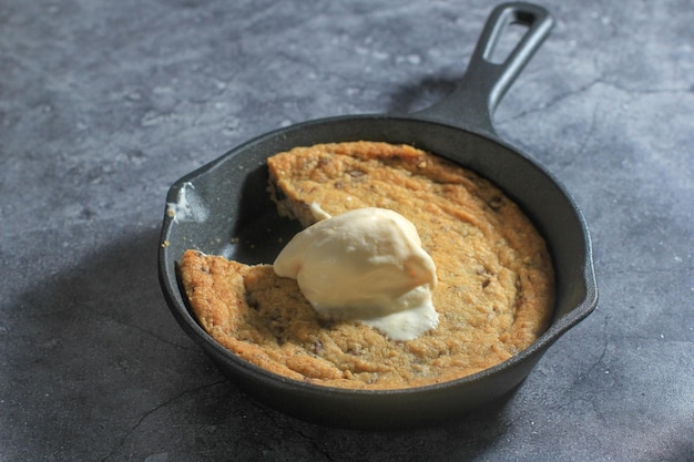 Galletas de sartén de hierro fundido con helado de vainilla en la parte superior