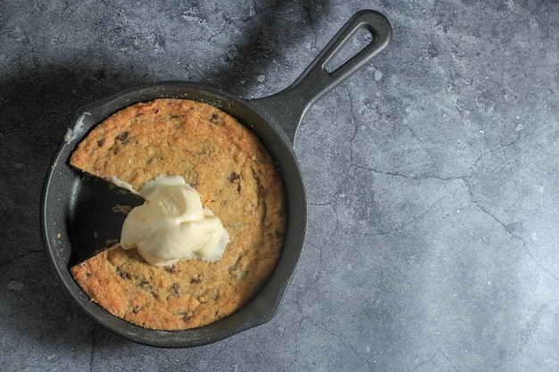 Galletas de sartén de hierro fundido con helado de vainilla en la parte superior