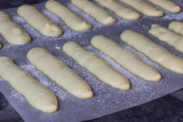 Galletas Savojardi espolvoreadas con azúcar glass