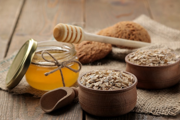 Foto galletas secas de avena, miel y avena