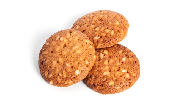 Galletas de sésamo aisladas.