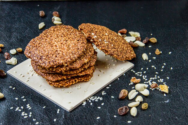 Galletas de sésamo de nuez en un oscuro