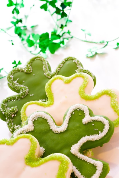 Galletas shorrbread de chocolate blanco en forma de hoja de trébol de cuatro para el Día de San Patricio.