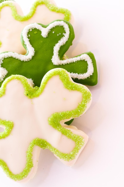 Galletas shorrbread de chocolate blanco en forma de hoja de trébol de cuatro para el Día de San Patricio.