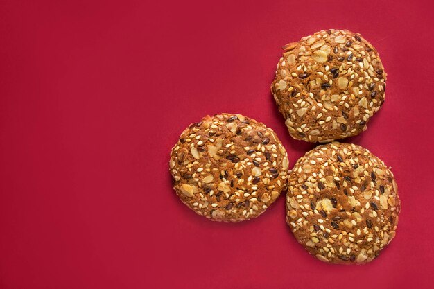 Galletas sobre un fondo rojo