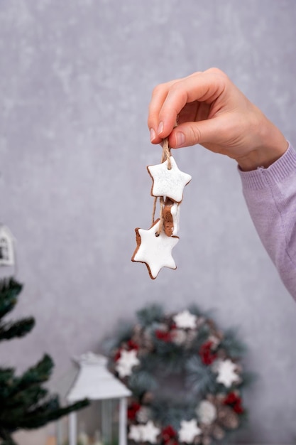 Galletas Starshapes para decoración navideña Productos horneados navideños en mano femenina