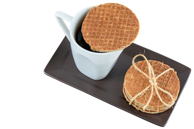 Galletas Stroopwafel servidas con una taza de café vista superior fondo blanco