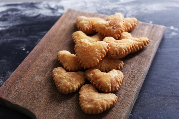 Galletas en tabla de cortar, primer plano