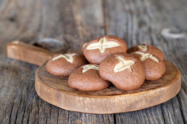 galletas de tahini sobre un fondo de madera