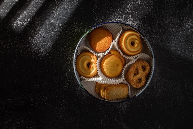 galletas en un tarro de Navidad de metal