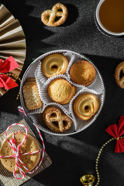 galletas en un tarro de Navidad de metal