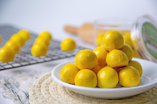 Galletas de tarta de piña de Indonesia o Nastar servidas para celebrar Eid al Fitr o Idul Fitri