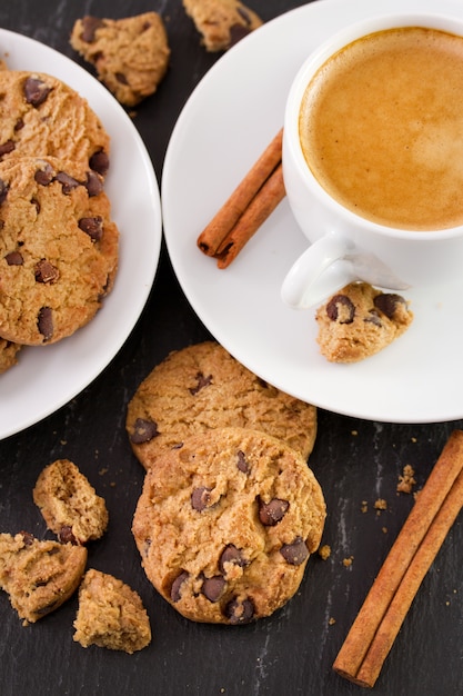 Galletas con taza de café y canela