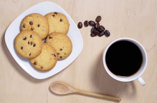 Galletas y taza de café sobre la mesa