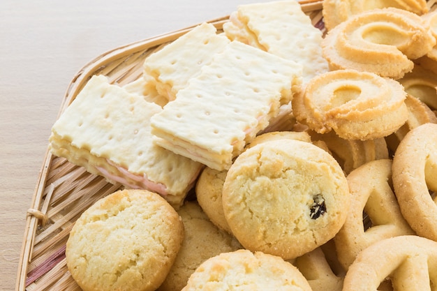 Galletas En Tazón De Bambú