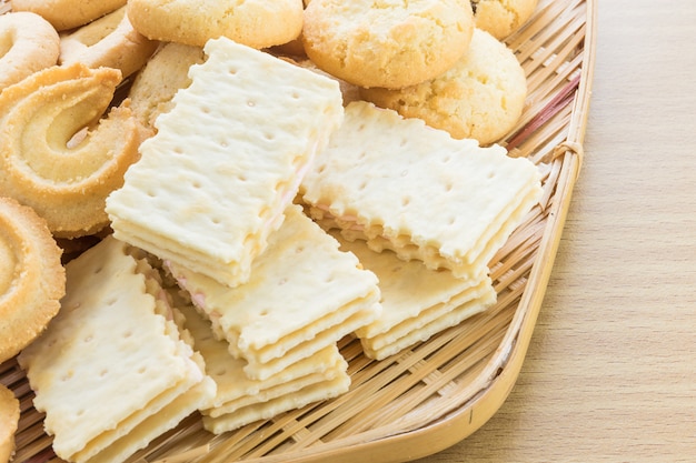 Galletas En Tazón De Bambú