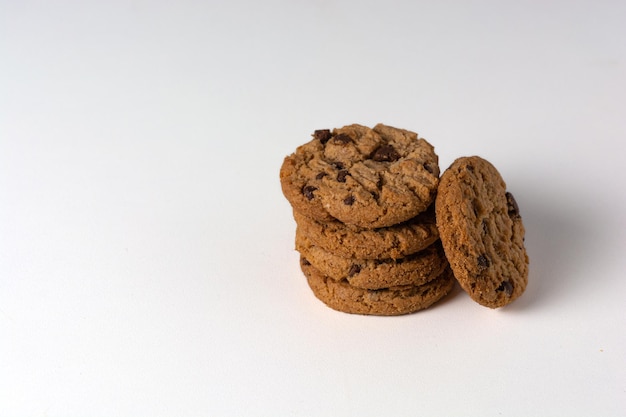 Galletas en tazón blanco aislado sobre fondo blanco.