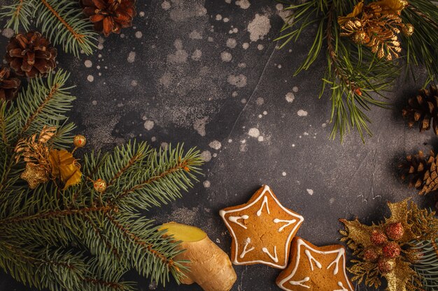 Galletas tradicionales de la estrella del pan de jengibre de la Navidad en decoraciones de la Navidad.