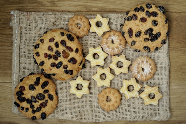 Galletas tradicionales en mesa de madera rústica